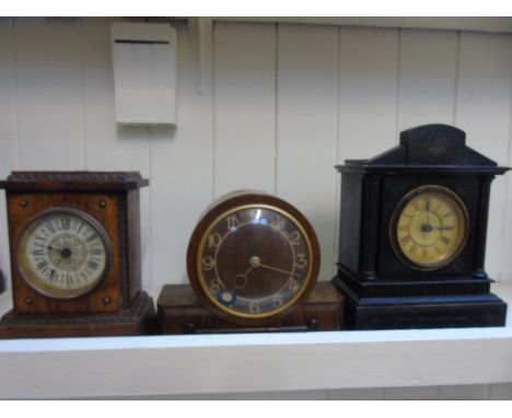 ART DECO CIRCULAR MANTLE CLOCK TOGETHER WITH AN ANTIQUE OAK CASED CLOCK AND AN EBONISED CLOCK WITH DECORATIVE COLUMNS