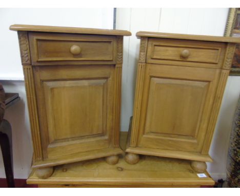 PAIR OF LIGHT WOOD BEDSIDE CABINETS