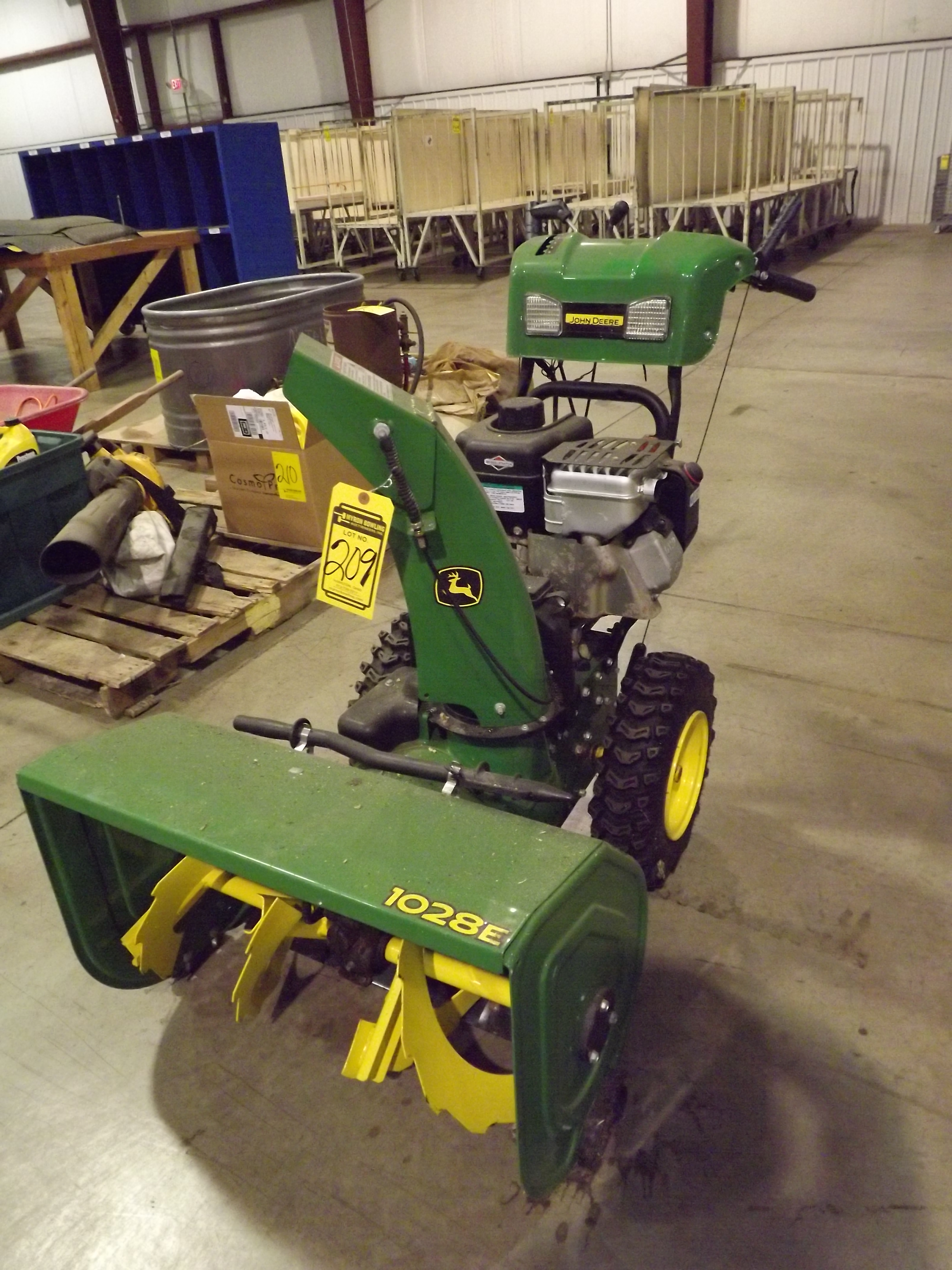 JOHN DEERE MODEL 1028E SNOW BLOWER, 6SPEED BRIGGS & STRATTON 1450 SNOW