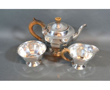 A Sheffield silver three piece tea service comprising teapot, cream jug and sucrier, 22oz all in 