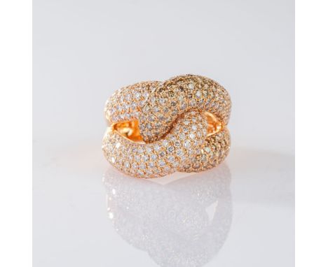 Zweifarbiger Diamant Ring. 18 kt. Roségold, gest., MZ: S. Schauseitig auf geschwungenen Knoten-Stegen zweifarbiger Diamant-Be
