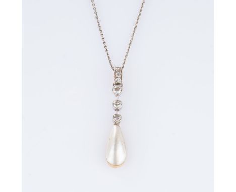 Jugendstil Diamant-Perl Anhänger an Kette. Um 1915. Platin, 14 kt. GG. In Millegriffesfassungen 6 Altschliffdiam. zus. ca. 0,
