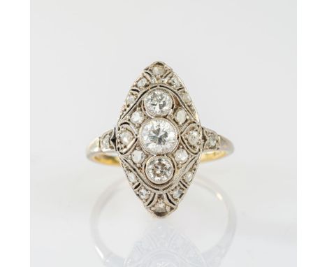 Art-déco Diamant Ring. Um 1920. Platin und 14 kt. GG. Navetteförmiger Ringkopf, Besatz in Millegriffesfassungen von 3 Diam. i