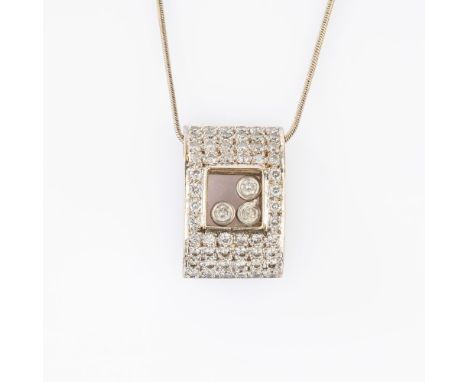 Brillant Anhänger an zarter Kette. 18 kt. WG, Kette 14 kt. WG, gest. Gebogter, hochrechteckiger Anhänger, insges. mit 56 pavé