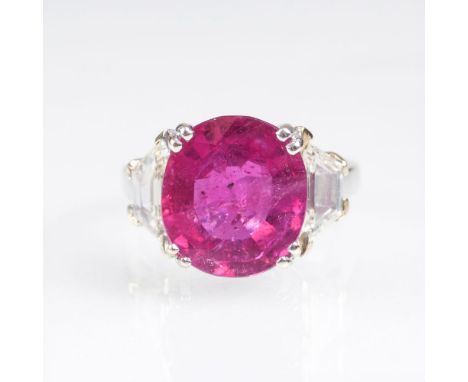 Hochkarätiger Rubin-Diamant Ring. 18 kt. Gold, rhodiniert, gest. Der farbfeine Rubin im Ovalschliff ca. 9 ct. (ca. 13 x 11,7 