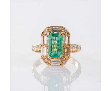 Smaragd-Diamant Ring. 18 kt. Roségold, gest. Erhöhter Ringkopf mit zentralem Smaragd im Emerald Schliff ca. 0,90 ct. (ca. 9,4