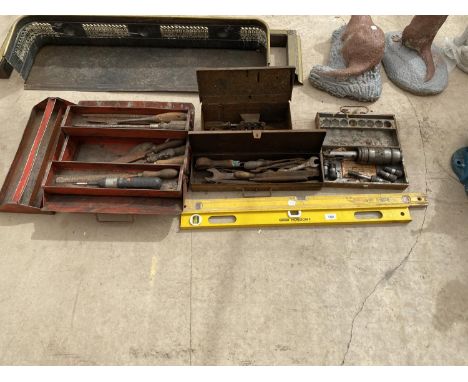 TWO SPIRIT LEVELS AND VARIOUS VINTAGE TOOLS AND TOOL BOXES 