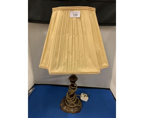 A BRASS TABLE LAMP WITH CREAM FABRIC SHADE IN WORKING ORDER 