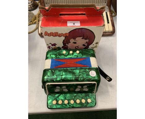 A VINTAGE BOXED CHILDRENS ACCORDION 