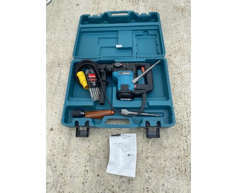 A MAKITA HR3000C 110 VOLT ROTARY HAMMER DRILL IN CARRY CASE WITH ACCESSORIES - AS NEW - IN WORKING ORDER 