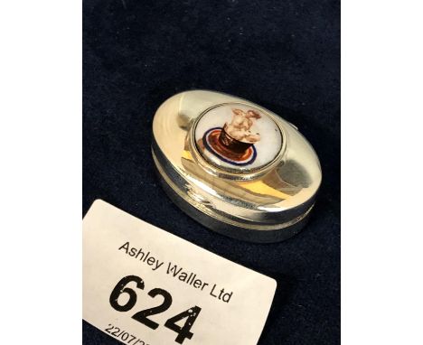 A SILVER MARKED ENAMEL OVAL PILL BOX DEPICTING A NUDE FEMALE, APPROX TOTAL GROSS WIGHT 13 GRAMS 