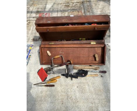 A WOODEN JOINER'S CHEST CONTAINING VARIOUS TOOLS 