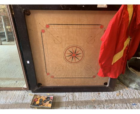 A LARGE VINTAGE WOODEN FRAMED CARROM BOARD WITH A BOX OF COUNTERS 
