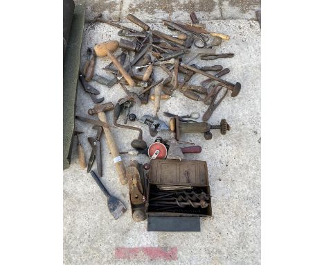 NUMEROUS VINTAGE TOOLS - HAMMERS, AUGER BITS, PLANE, DRILL BRACES ETC 