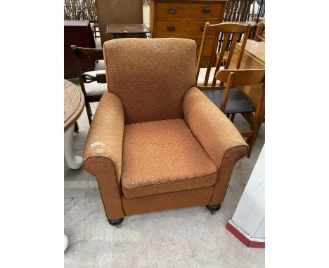 A VINTAGE 1940/50s ARMCHAIR (FOR RE-UPHOLSTERY) 