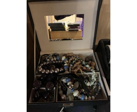 COSTUME JEWELLERY LOT TO INCLUDE BEAD NECKLACES AND BRACELETS, BROOCHES ETC WITHIN BLACK JEWELLERY BOX 