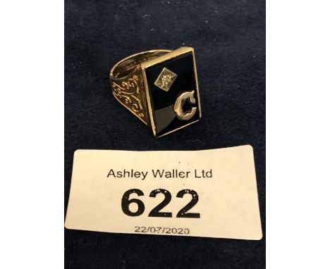 A 9CT GOLD ONYX GENTS RING WITH 'C' INITIAL DIAMOND SET AMD PATTERNED SHOULDERS, SIZE M.5 APPROX TOTAL GROSS WEIGHT 5 GRAMS 