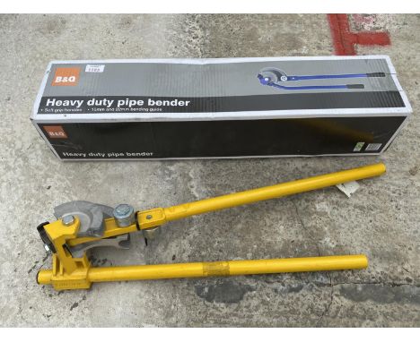 AN UN-OPENED BOXED B &amp; Q HEAVY DUTY PIPE BENDER AND A YELLOW PIPE BENDER 