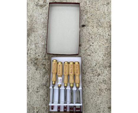 A ROBERT SORBY FIVE PIECE CHISEL SET IN BOX - UNUSED/LITTLE USED 