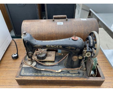 A VINTAGE SINGER SEWING MACHINE 
