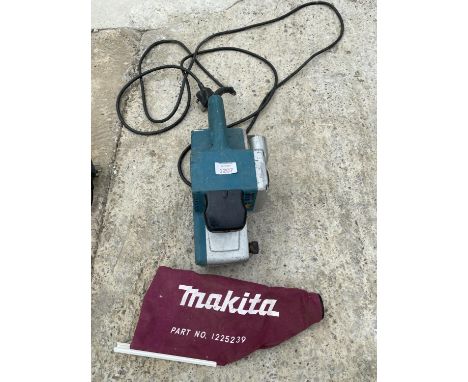A MAKITA 9920 76 X 210 MM 240 VOLT BELT SANDER - IN WORKING ORDER 