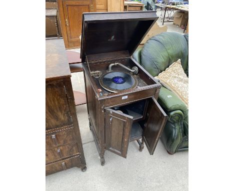 A VINTAGE DULCETTO WIND UP GRAMOPHONE IN AN OAK CABINET - WORKING 