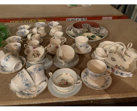 A COLLECTION OF CERAMICS TO INCLUDE VARIOUS CUPS AND SAUCERS, AN AYNSLEY STRAWBERRY DISH WITH BOWL ANS JUG ETC 