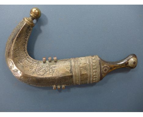 AN ARAB JAMBIYA KNIFE WITH DECORATIVE SCABBARD - 19 CM BLADE 