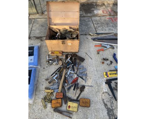 A VINTAGE TIN TRUNK AND HARDWARE CONTENTS - BRASS AND STEEL HINGES, TAPS, SCREWDRIVERS ETC 