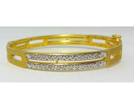A 22ct gold bangle, stamped 916, approx 17.80gms