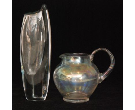 A post war Shark Tooth crystal glass vase designed by Gunnar Nylund for Strombergshyttan, Sweden, circa 1950 of compressed ov