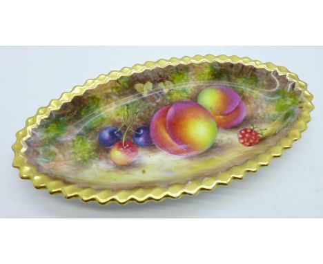 A Royal Worcester oval dish, hand decorated with fruit and signed Freeman, with gilt border, 18cm 