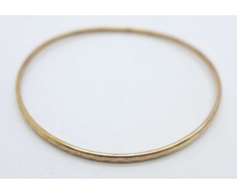 A 9ct gold bangle, 2.9g 
