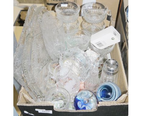 Collection of glassware&nbsp;to include a Mdina glass paperweight, an engraved 60 year old Queen Victorian reign glass, a sma