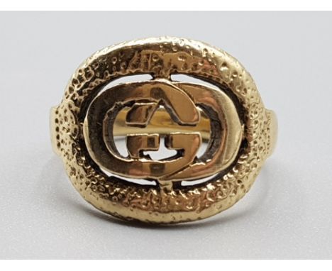 9ct gold double G logo ring, size O, 7.4g