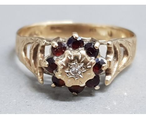 Vintage 9ct gold diamond &amp; garnet cluster ring, size R, 2.3g