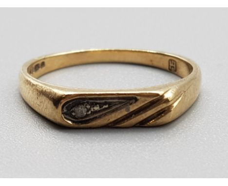 9ct gold stone set ring, size M, 2g