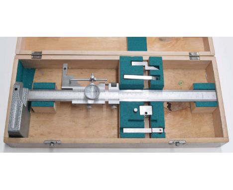 Good quality stainless hardened precision metal gauge, fitted with sliding scales and an eye glass, within a light wooden fit