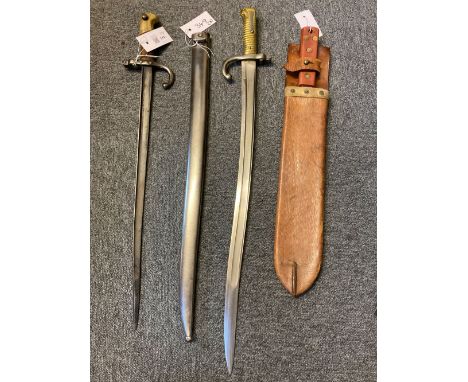 * Bayonets. A Franco-Prussian War French C bayonet, with matching serial numbers S 94909, 57.5 cm yataghan blade, hook quillo