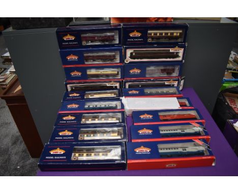 Eighteen Bachmann 00 gauge Coaches and Vans, 39-420X x2, 39420 x2, 39320, 39290, 39280, 39300, 39310, 39175C, 39330A, 34426, 