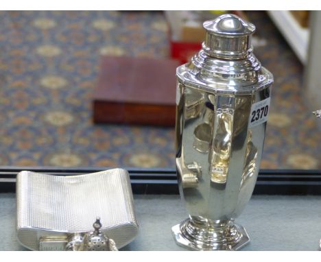 A SILVER OCTAGONAL COCKTAIL SHAKER DATED B'HAM, 1937, 10ozs, 21cms HIGH AND A SILVER SPIRIT FLASK WITH ENGINE TURNED DECORATI