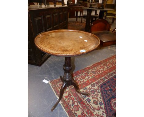 A GEORGIAN COUNTRY OAK AND ELM DISH TOP TRIPOD TABLE.   47cms DIAMETER.