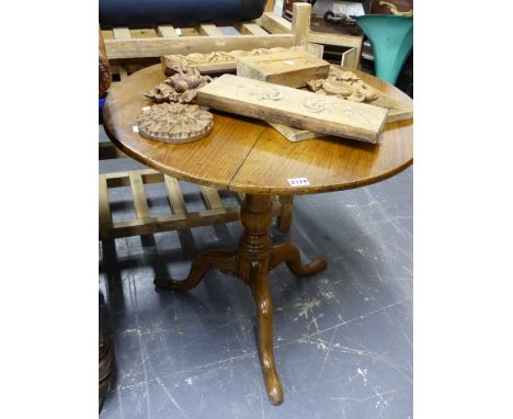 A GEORGIAN COUNTRY OAK TRIPOD TABLE TOGETHER WITH VARIOUS CARVED ELEMENTS AND MOULDS.