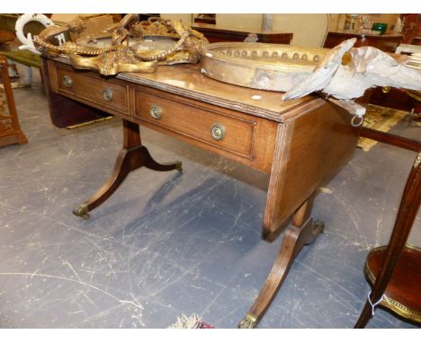 AN ANTIQUE MAHOGANY AND BOXWOOD STRUNG SOFA TABLE ON FLUTED SABRE LEGS.   APPROX 145cms WIDE EXTENDED.