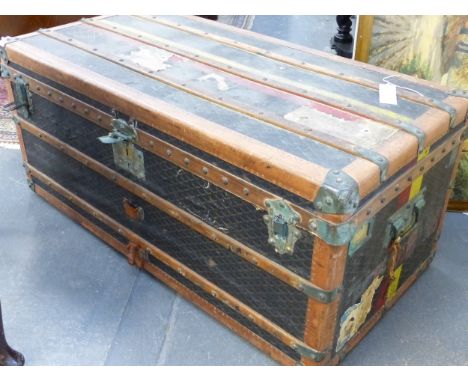 A GOOD QUALITY ANTIQUE SHIPPING TRUNK BY GOYARD, PARIS.   111cms WIDE