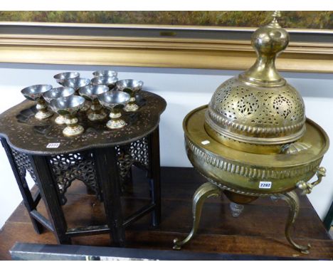 AN INTERESTING PERSIAN BRASS FOOD WARMER WITH PIERCED DECORATION. APPROX 86cms HIGH TOGETHER WITH A BENARES TRAY AND A SET OF