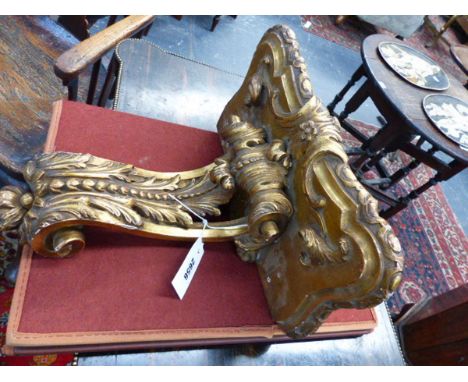 AN ANTIQUE CARVED GILTWOOD BRACKET. IN THE GEORGIAN TASTE
