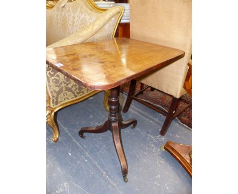 A LATE GEORGIAN MAHOGANY AND CROSSBANDED TILT TOP OCCASIONAL TABLE ON SHAPED TRIPOD SUPPORT.   65cms WIDE