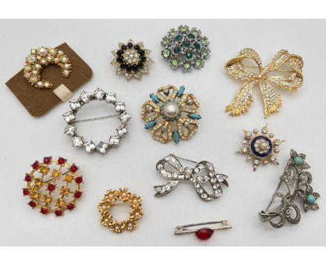 A collection of 12 assorted vintage stone set costume jewellery brooches. 