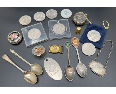 A small collection of mixed vintage items. To include QE2 keyring, Elizabeth II commemorative crowns, Brandy decanter label, 
